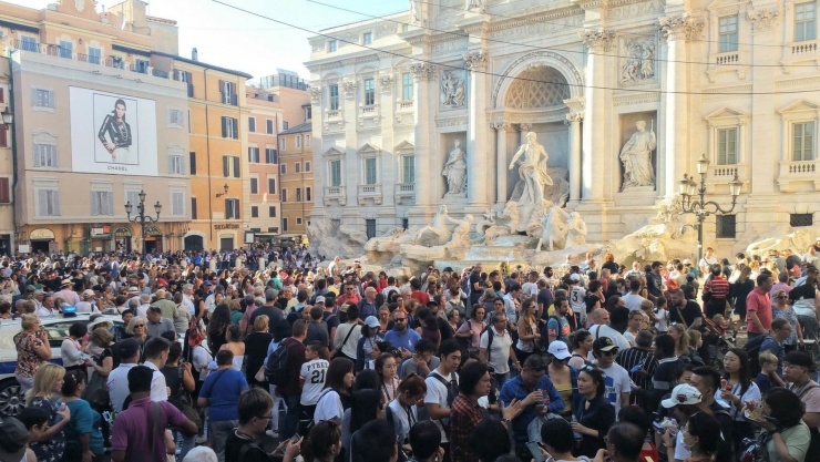 Du khách tập trung đông đúc tại đài phun nước Trevi, Rome. Ảnh: Lý Dật Thụ