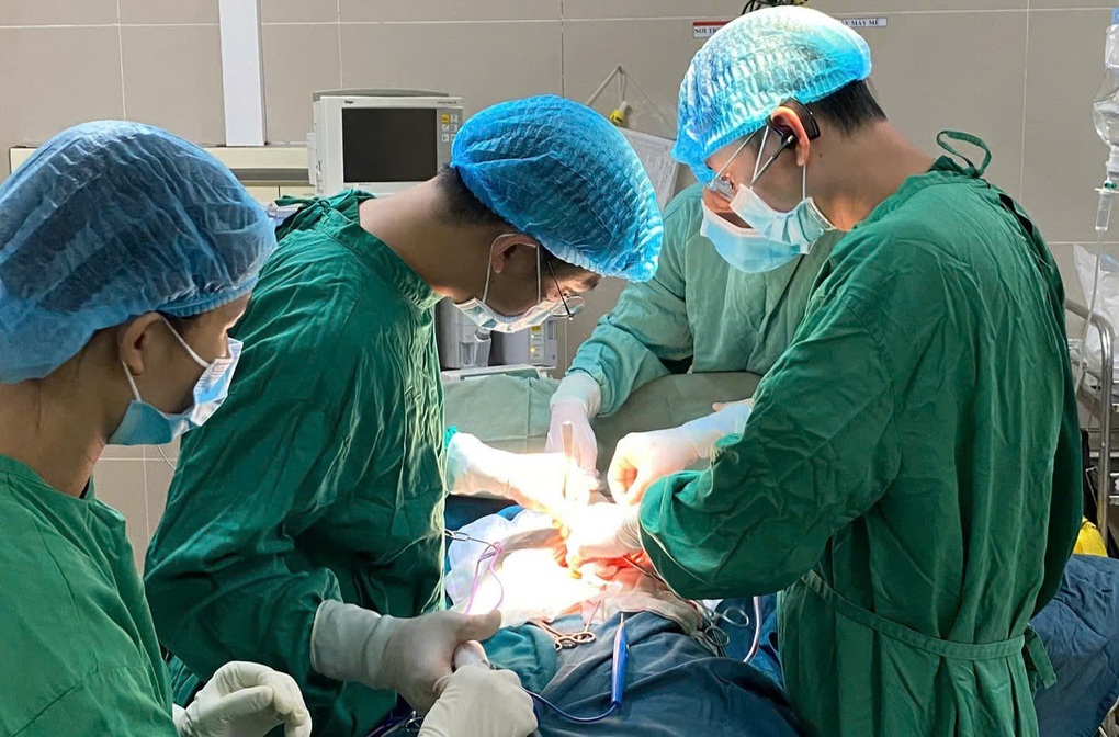4 giờ phẫu thuật cắt 6 bộ phận trong bụng rồi nối lại cho bệnh nhân 62 tuổi - 1