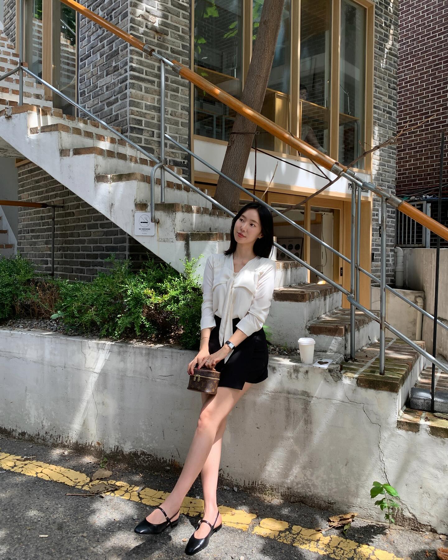 4 món thời trang tôn dáng tối đa khi phối cùng giày bệt- Ảnh 1.