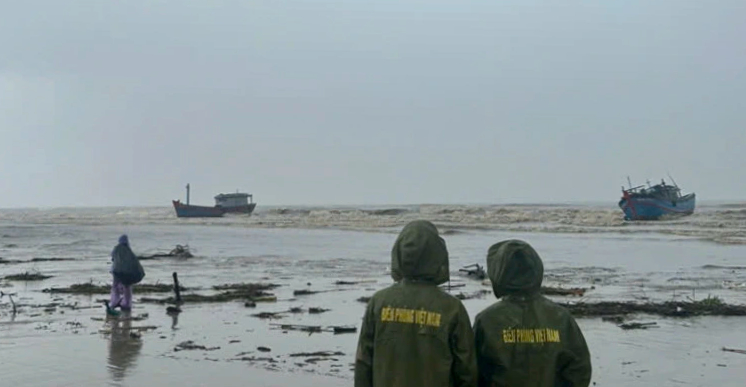 Quảng Ngãi: 4 tàu cá đứt neo trôi dạt ra biển- Ảnh 1.