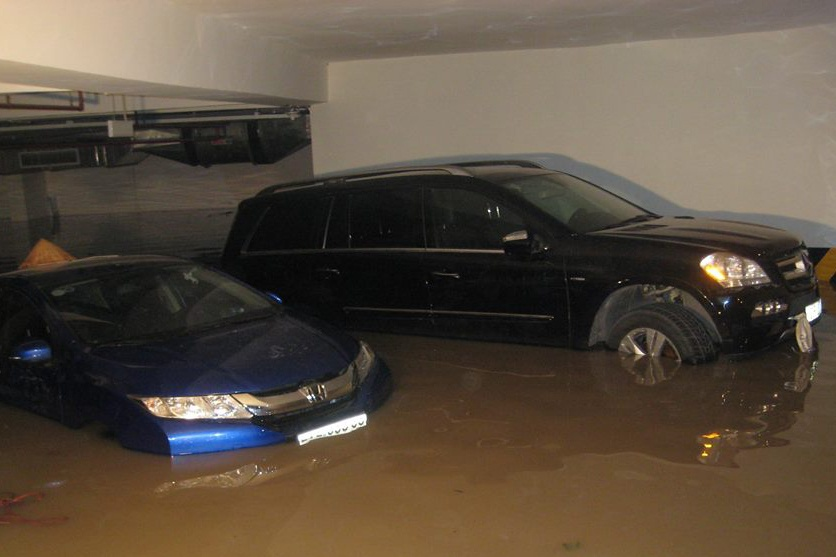 4 việc cần làm ngay để ‘cứu’ ô tô sau mưa bão, ngập lụt - Ảnh 3.