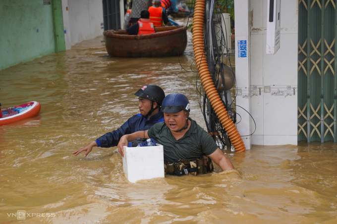 Người dân phường Tây Nha Trang di dời khỏi vùng ngập, ngày 20/11. Ảnh: Bùi Toàn