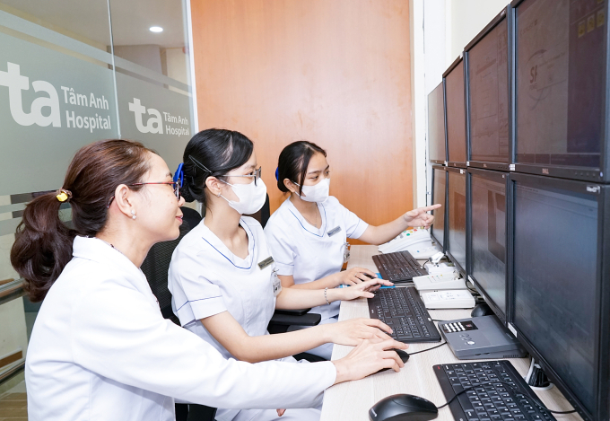 Bác sĩ cùng điều dưỡng quan sát bệnh nhân trong phòng xạ trị thông qua hệ thống máy tính. Ảnh: Bệnh viện Đa khoa Tâm Anh