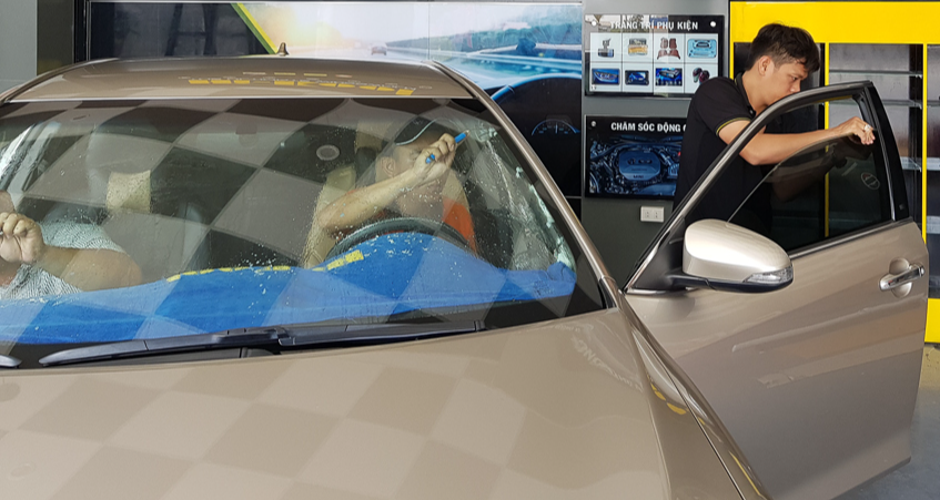 5 dấu hiệu nhận biết phim cách nhiệt ô tô xuống cấp, cần thay mới - Ảnh 1.