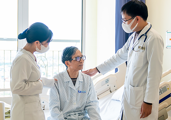 Bệnh nhân cao tuổi điều trị nội trú do viêm phổi. Ảnh: Bệnh viện Đa khoa Tâm Anh