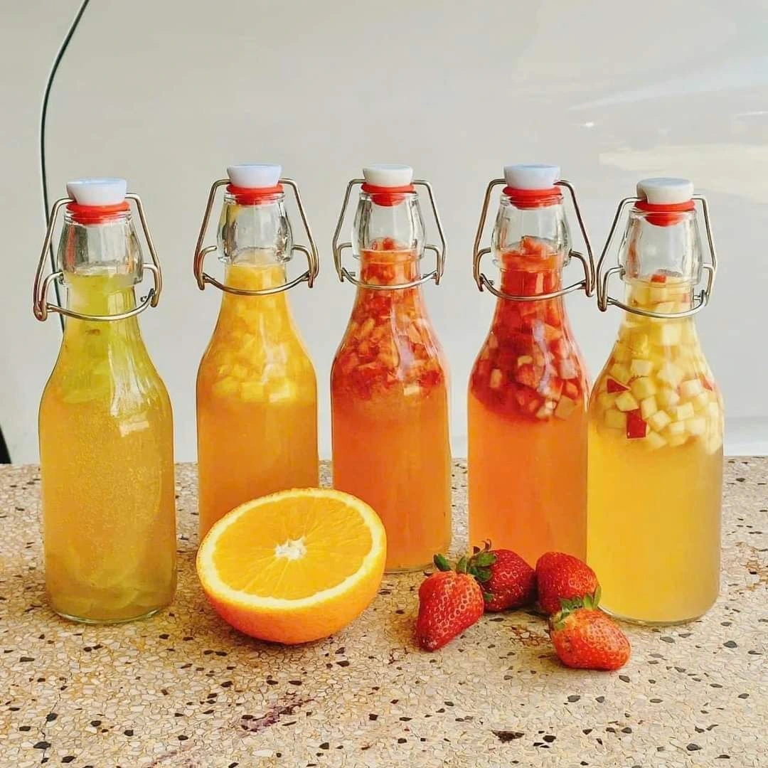 5 loại nước "chống già" làm tăng collagen tự nhiên, giúp da căng bóng mịn màng mỗi ngày 3 Trà kombucha chứa probiotics và chất chống oxy hóa giúp hệ tiêu hóa khỏe, giảm viêm và hỗ trợ da sáng mịn. Nhờ quá trình lên men tự nhiên, kombucha còn giúp cơ thể hấp thụ dưỡng chất tốt hơn, thúc đẩy tái tạo tế bào và cải thiện độ đàn hồi, giúp da trẻ trung lâu dài.