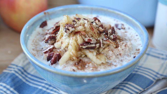 Cháo yến mạch là lựa chọn hoàn hảo cho bữa sáng mùa đông nhờ sự ấm nóng, dễ tiêu hóa và hàm lượng dinh dưỡng cao.