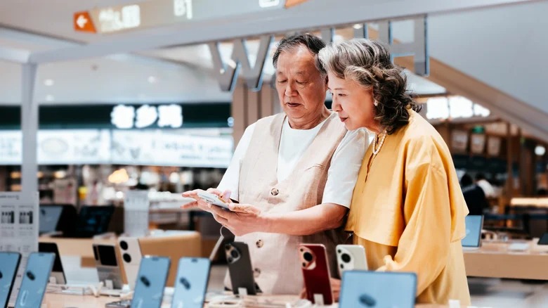 Chuyên gia chỉ ra 5 sai lầm 'đốt tiền' khi mua điện thoại Android - Ảnh 1.