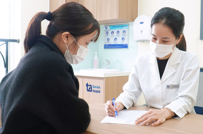 Bác sĩ Bình khám cho một nữ bệnh nhân trẻ tuổi. Ảnh: Bệnh viện Đa khoa Tâm Anh