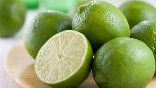 Nước ấm với chanh hỗ trợ tuần hoàn máu giữ huyết áp ổn định.