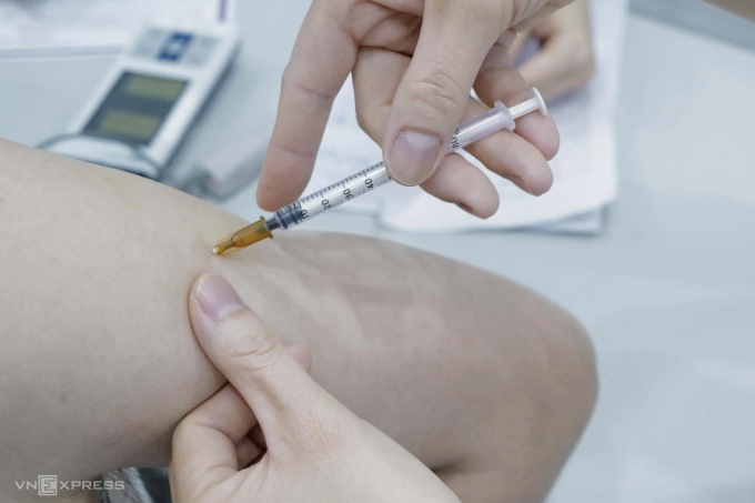 Minh hoạ một người tiêm vaccine. Ảnh: Ngọc Thành