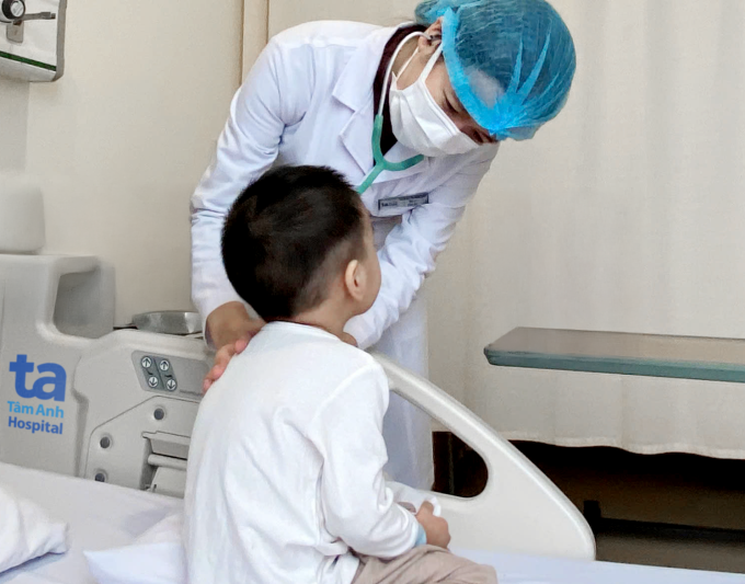 Bác sĩ khoa Nhi đang khám cho một trẻ nhỏ. Ảnh: Bệnh viện Đa khoa Tâm Anh