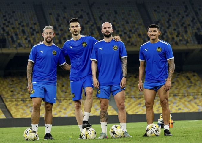 Bốn cầu thủ nhập tịch xuất hiện ở buổi tập của đội tuyển Malaysia tại sân Bukit Jalil ngày 2/6/2025, từ trái sang gồm Rodrigo Holgado (gốc Argentina), Jon Irazabal (Tây Ban Nha), Joao Figueiredo (Brazil) và Imanol Machuca (Argentina). Ảnh: Malaysia NT