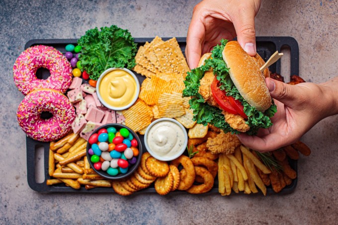 Cắt giảm thực phẩm chế biến sẵn hay thực phẩm chứa nhiều đường là bước quan trọng trong quá trình giảm mỡ bụng.