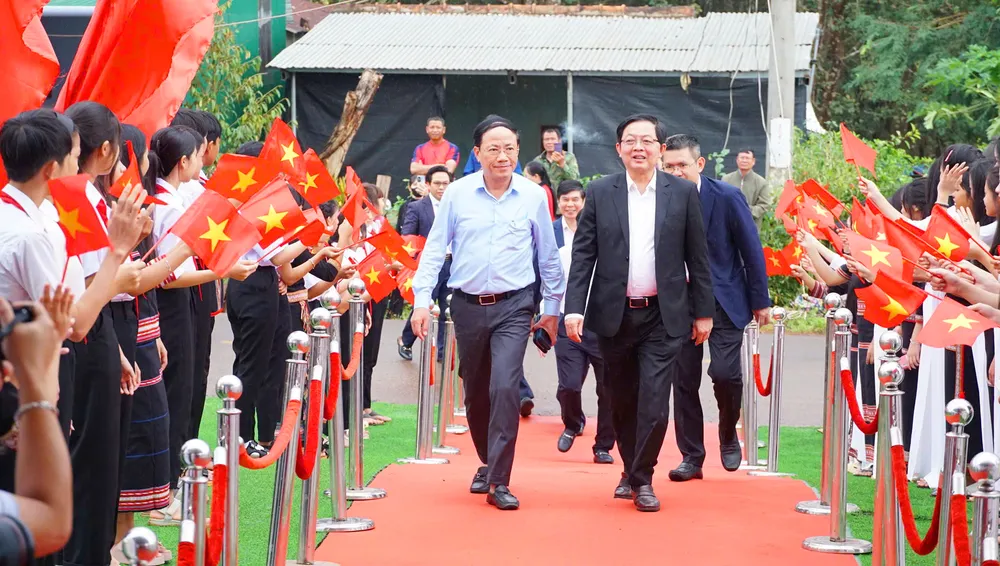 Phó Thủ tướng Hồ Quốc Dũng, chia sẻ đây sẽ là những ngôi trường kiểu mẫu, nuôi dưỡng ước mơ, khát vọng vươn lên của các em học sinh vùng biên giới.