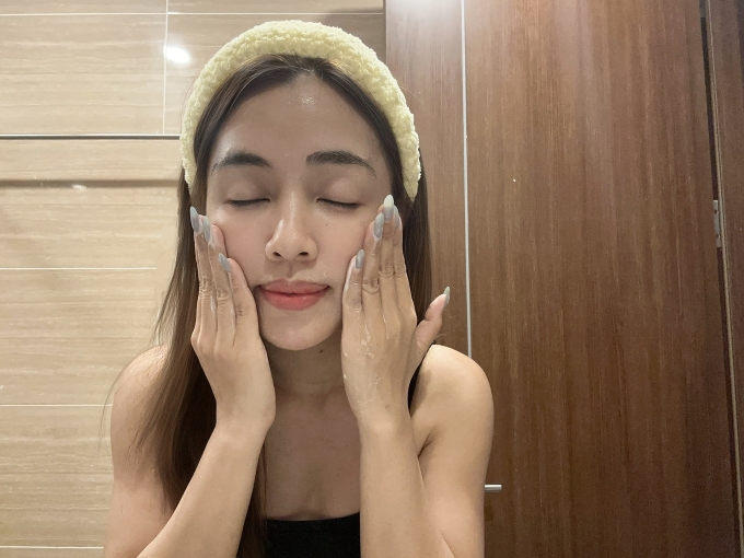 Người có da khô chỉ nên dùng sữa rửa mặt dịu nhẹ, không chà xát mạnh trên da. Ảnh minh họa: Ngọc Phạm