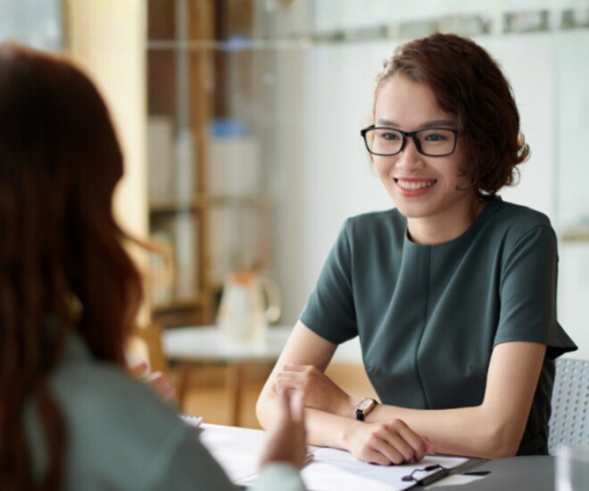 8 tín hiệu ngôn ngữ cơ thể khiến bạn trở nên quyền lực hơn - 1