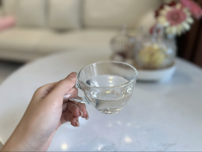 Bạn cần uống đủ chất lỏng - tốt nhất là nước - xuyên suốt cả ngày để duy trì thể tích máu tối ưu, giữ thận khỏe. Ảnh: Ngọc Phạm