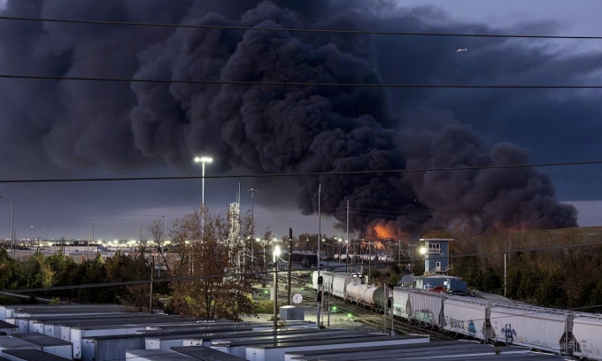 Khói đen bốc lên từ xác chiếc máy bay chở hàng UPS MD-11 sau khi nó rơi và phát nổ tại sân bay quốc tế Louisville, bang Kentucky, ngày 4/11. Ảnh: Reuters