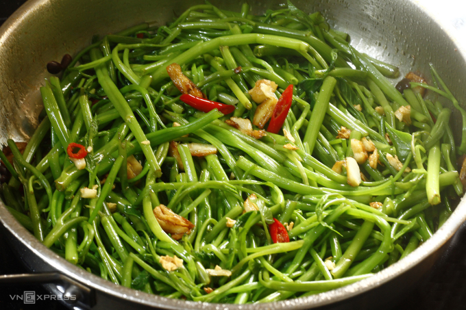 Rau lá xanh đậm như rau muống xào giàu chất xơ, vitamin. Ảnh: Bùi Thủy