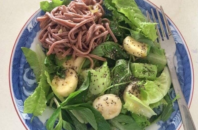 Rau, bún gạo lứt  giàu chất xơ, dễ tiêu hóa cho buổi tối. Ảnh: Đức Hạnh