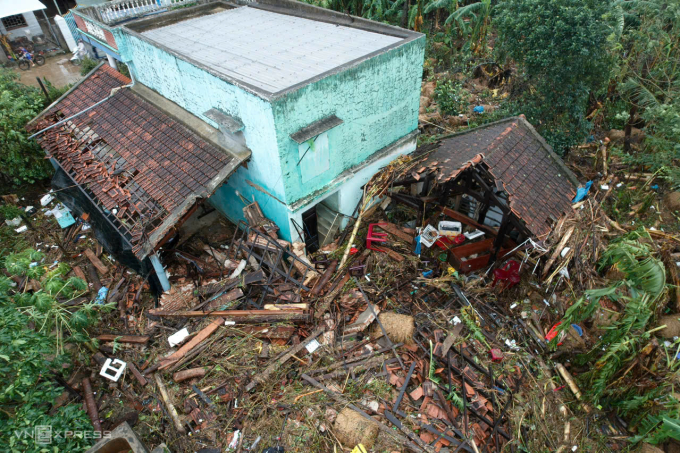 Nhà cửa ở thôn Mỹ Điền, xã Hoà Thịnh sập tường, trôi mái sau lũ. Ảnh: Tuấn Việt