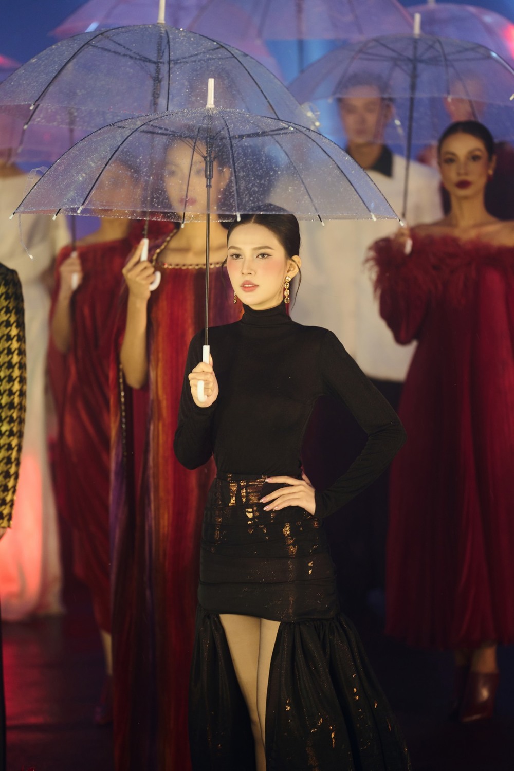 Á hậu Trái đất Linh Đan mở màn ấn tượng cho BST "Chốn ấy" 1 A hau Trai dat Linh Dan mo man an tuong