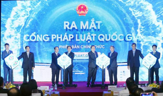 Chủ tịch Quốc hội Trần Thanh Mẫn và các đại biểu thực hiện nghi thức ra mắt Cổng pháp luật quốc gia, chiều 7/11. Ảnh: Linh Đan