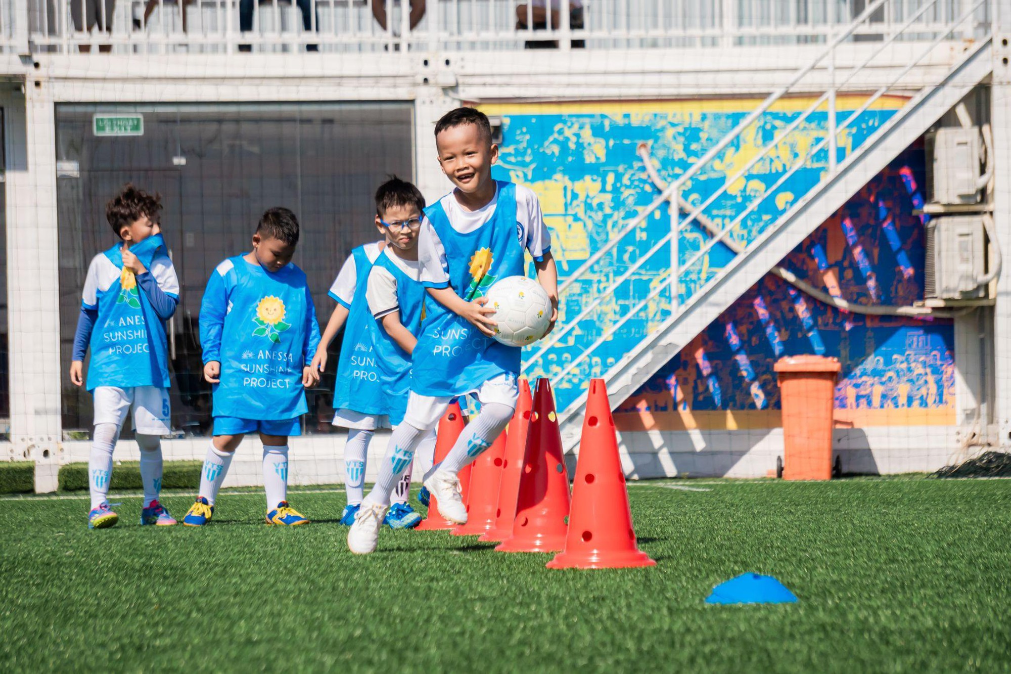Gắn kết cộng đồng thông qua thể thao: ANESSA cùng trẻ em Việt tận hưởng hoạt động vui chơi ngoài trời- Ảnh 1.