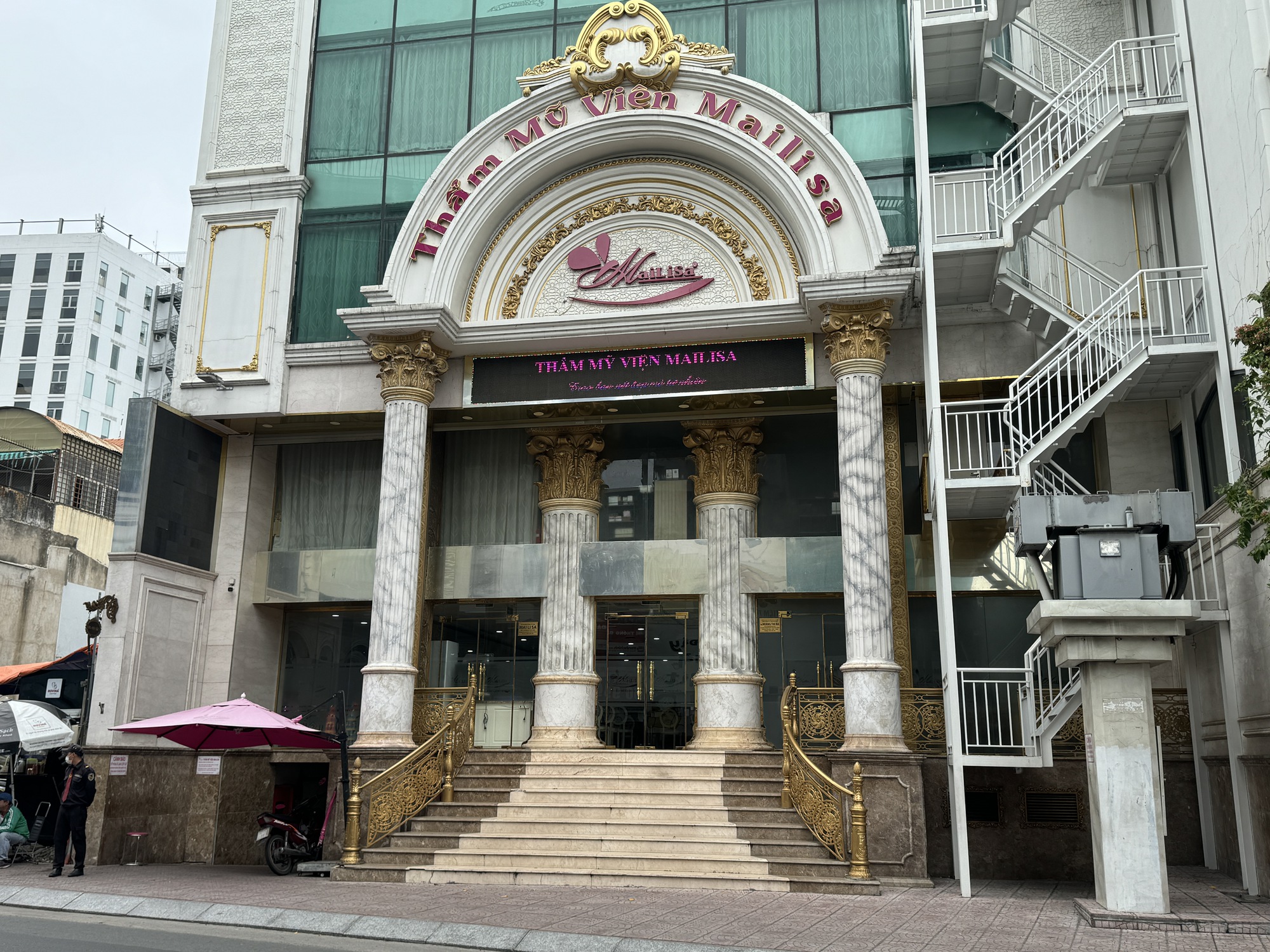 Cảnh tượng tại Thẩm mỹ viện Mailisa TP.HCM sáng 22/11: Ai đi ngang qua cũng ngoái nhìn- Ảnh 1.
