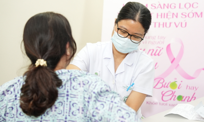 Một phụ nữ tầm soát ung thư vú tại Bệnh viện Bạch Mai. Ảnh: Nguyễn Thành