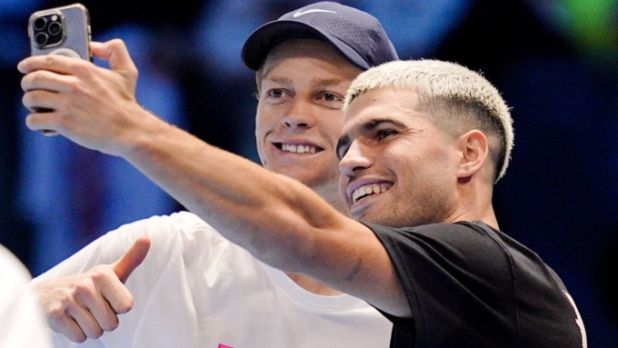 Alcaraz và Sinner chụp ảnh cùng nhau trong buổi tập trước thềm giải đấu, tại Turin, Italy hôm 8/11. Ảnh: Reuters