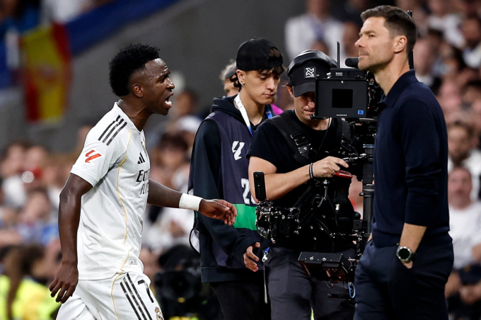 Vinicius (trái) phản ứng khi bị thay ra trong trận Real thắng Barca 2-1 ở vòng 10 La Liga tối 26/10. Ảnh: AS