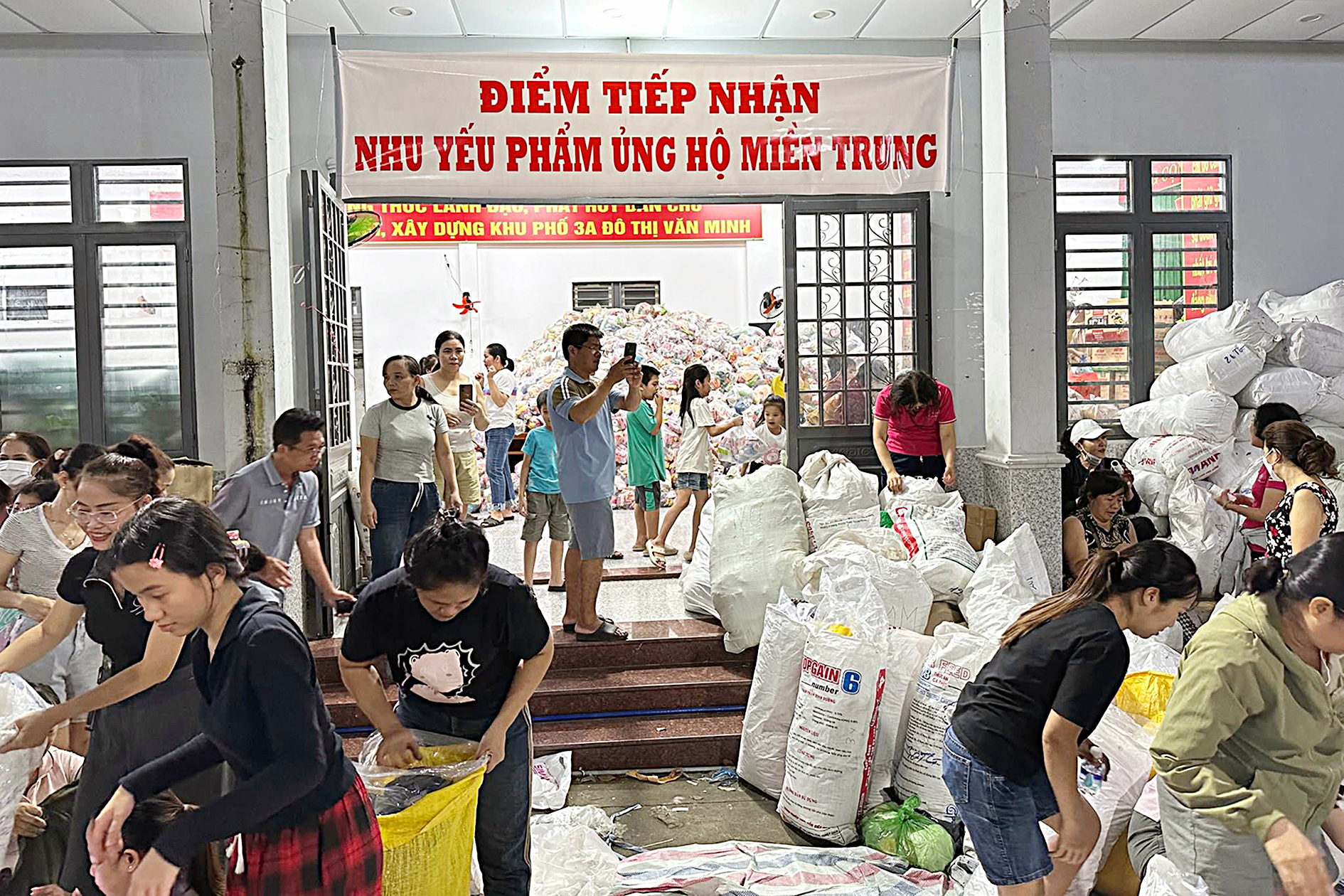 đồng bào - Ảnh 1.