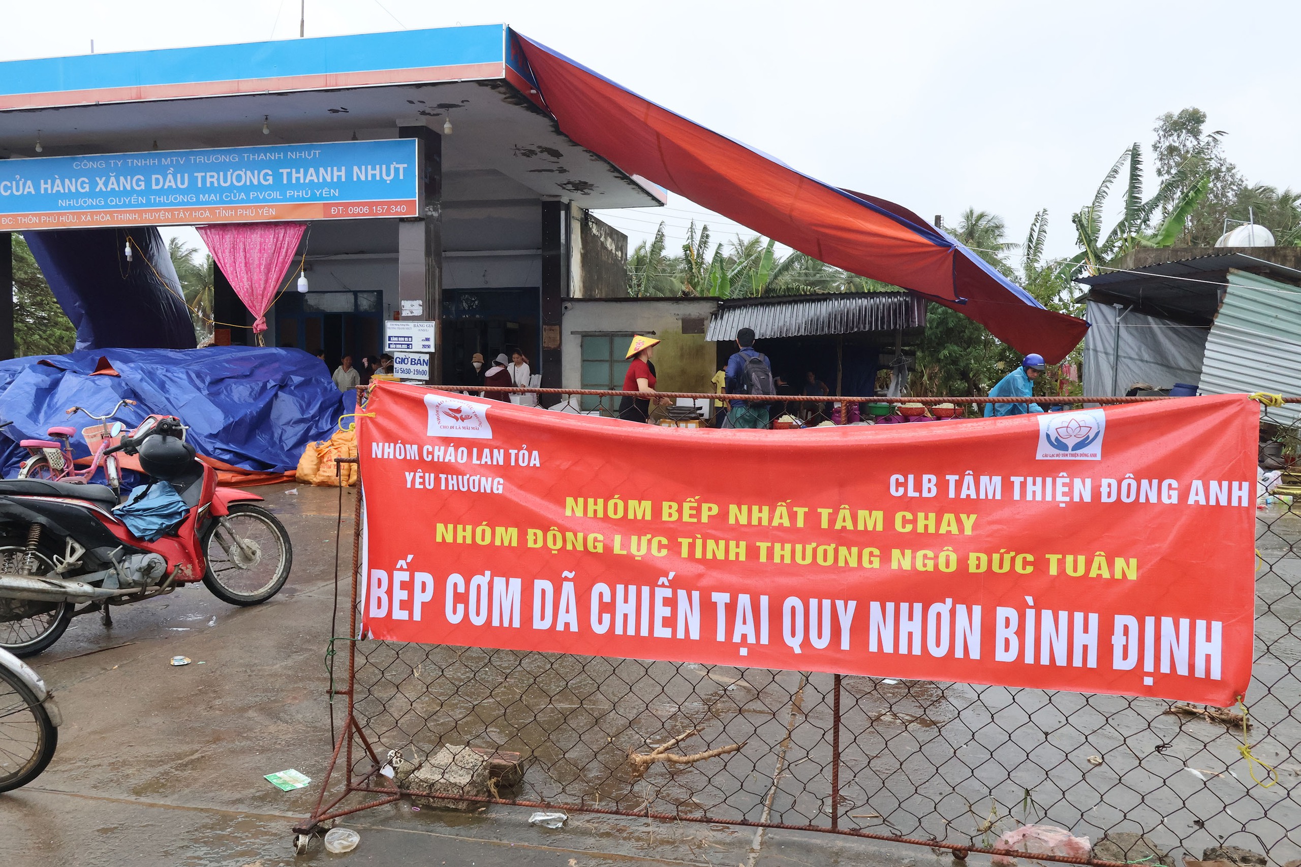 Ấm lòng bếp cơm dã chiến ở tâm lũ Hòa Thịnh, hàng nghìn suất cơm nghĩa tình được trao đi - Ảnh 1.