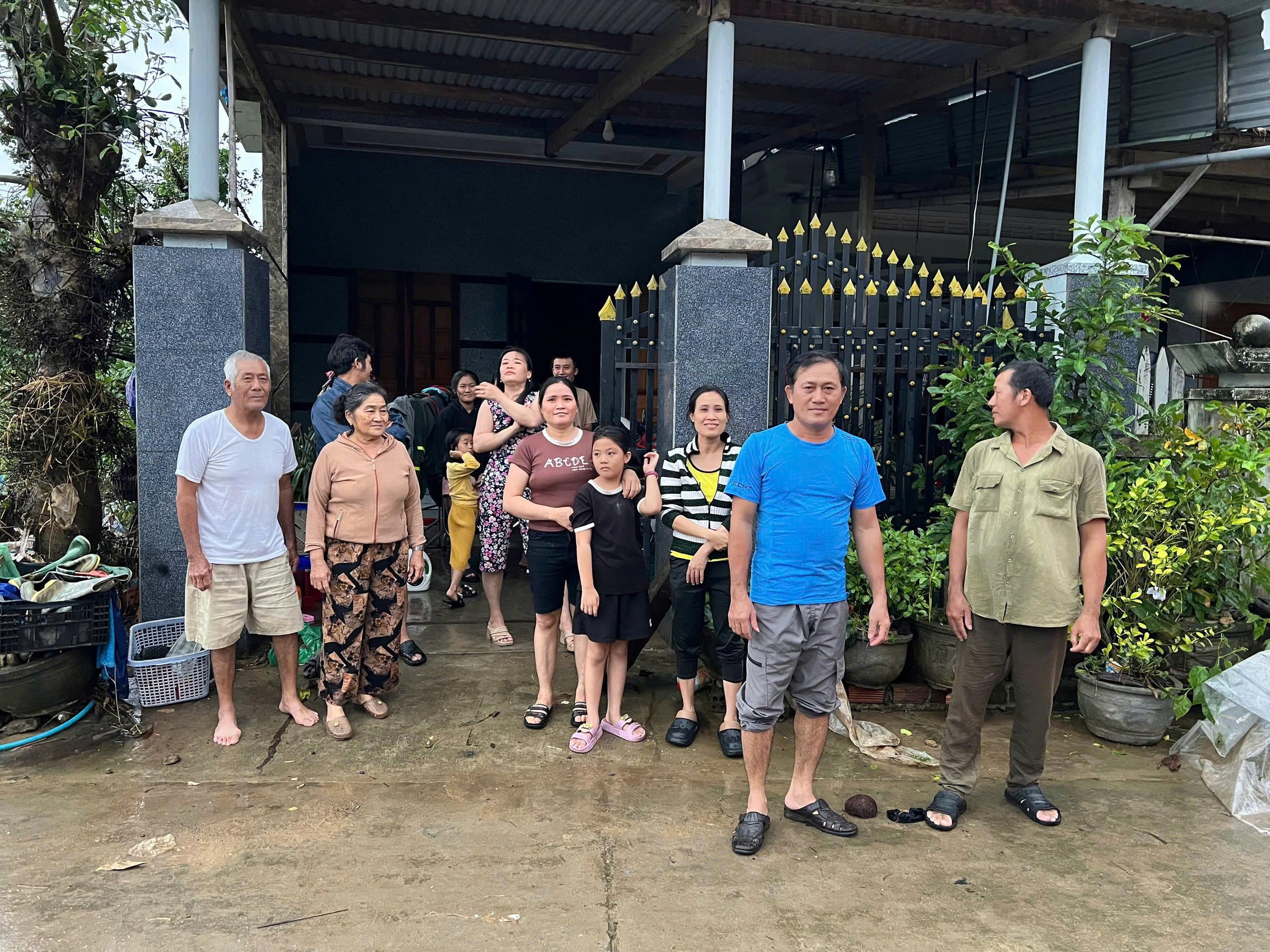 MIỀN TRUNG CẦN LẮM NHỮNG TẤM LÒNG SẺ CHIA: Ấm tình người phút nguy nan - Ảnh 1.