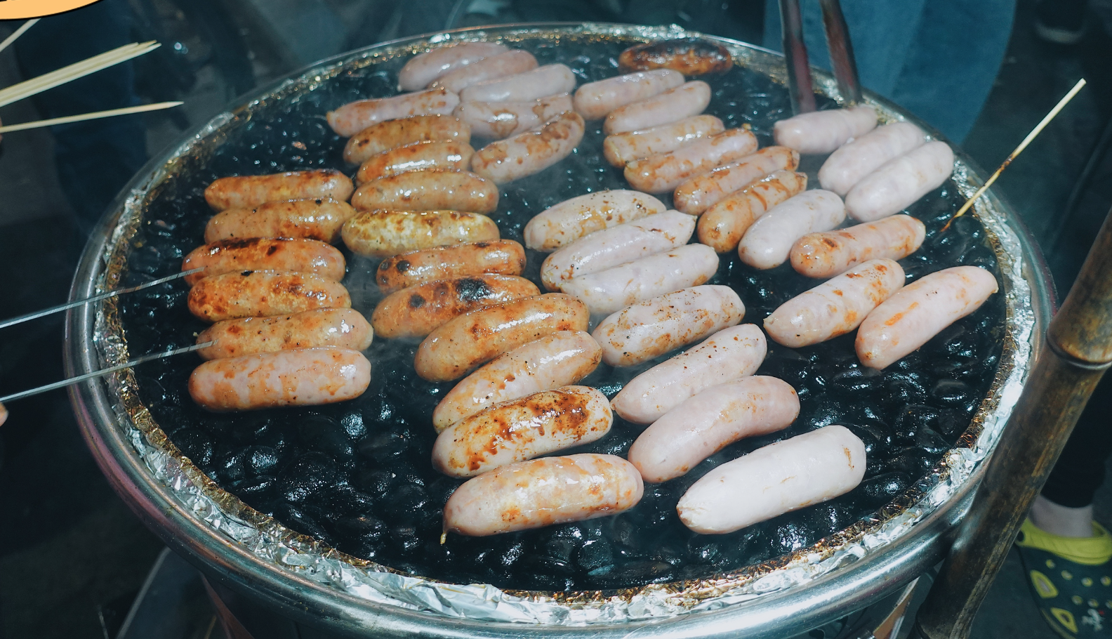 Ăn lạp xưởng nướng đá ở Việt Nam, du khách Thái 