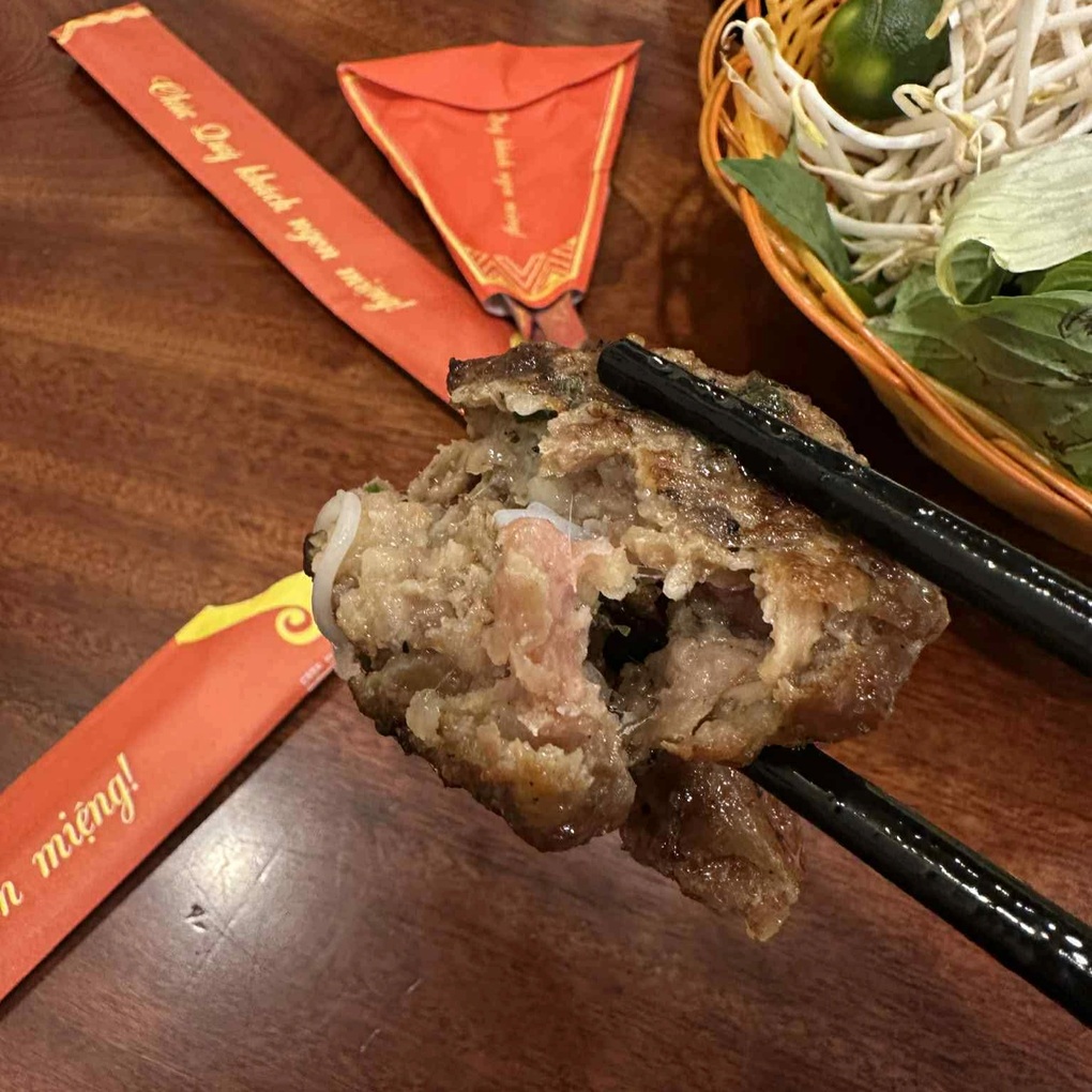 Ăn suất bún chả Hà Nội 70.000 đồng, khách bức xúc vì thịt còn sống nguyên - 1