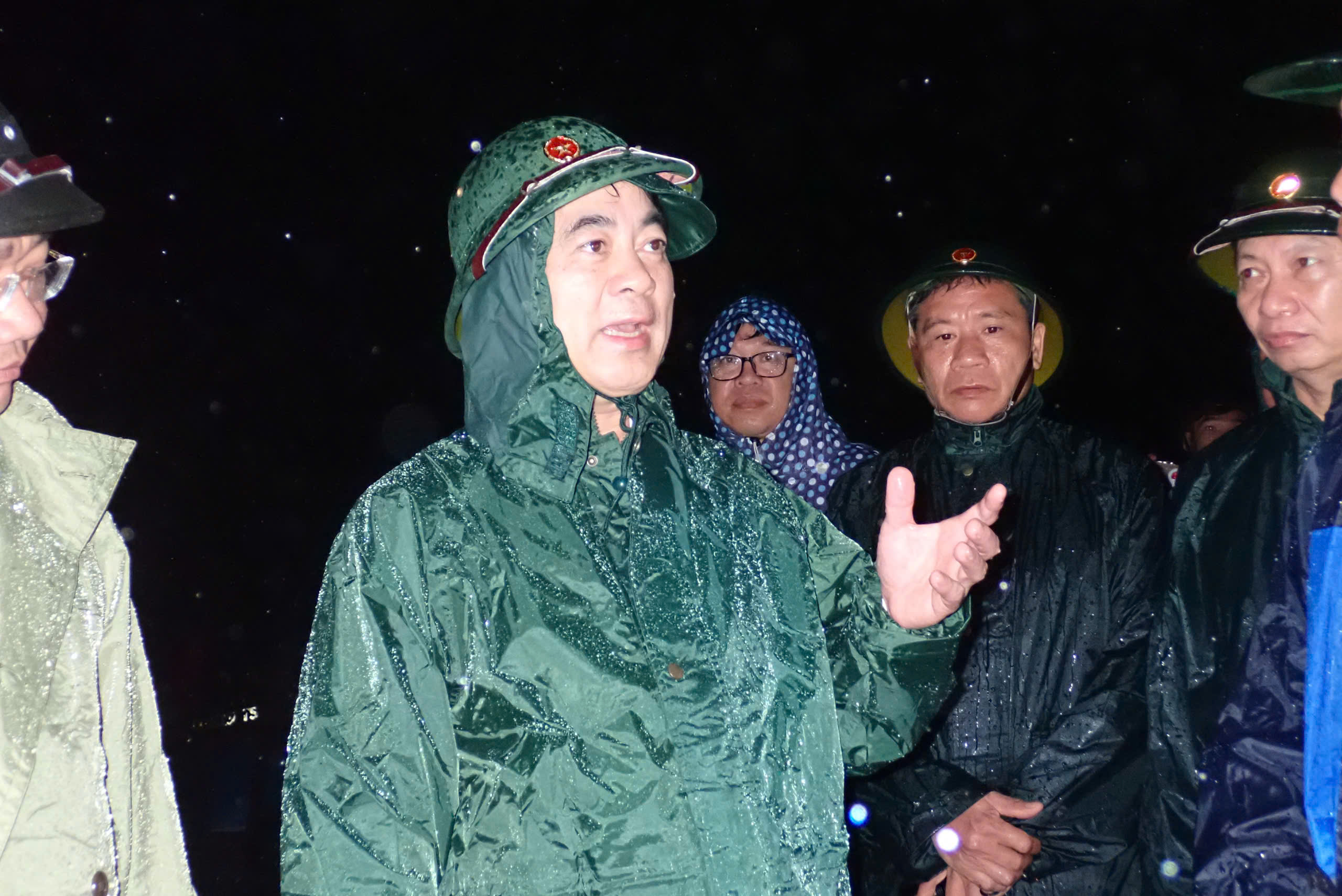 Bí thư Tỉnh ủy Khánh Hòa: 'An toàn tính mạng người dân là trên hết' - Ảnh 1.