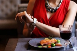 Điều gì xảy ra khi thường xuyên ăn tối sau 20h giờ?