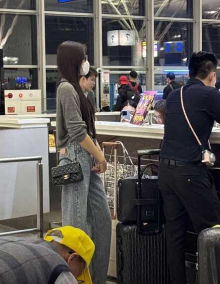 Ảnh hiếm Đỗ Thị Hà sau đám cưới bạc tỷ, 1 chi tiết về chồng thiếu gia gây ngỡ ngàng 2 Ảnh hiếm Đỗ Thị Hà sau đám cưới bạc tỷ, 1 chi tiết về chồng thiếu gia gây ngỡ ngàng