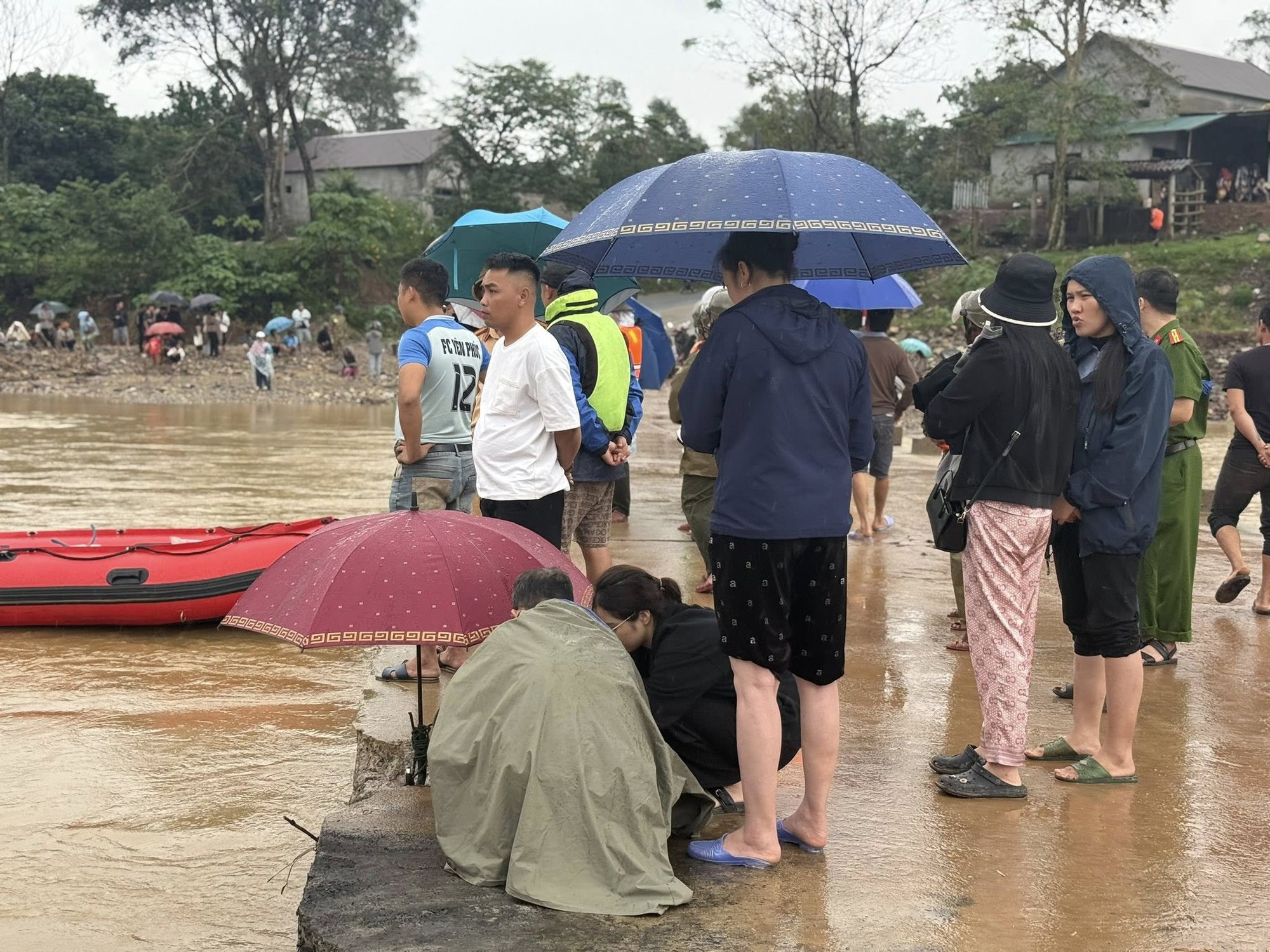 Tiếng khóc xé lòng của vợ tài xế bị lũ cuốn khiến ai nghe cũng nghẹn lại: 