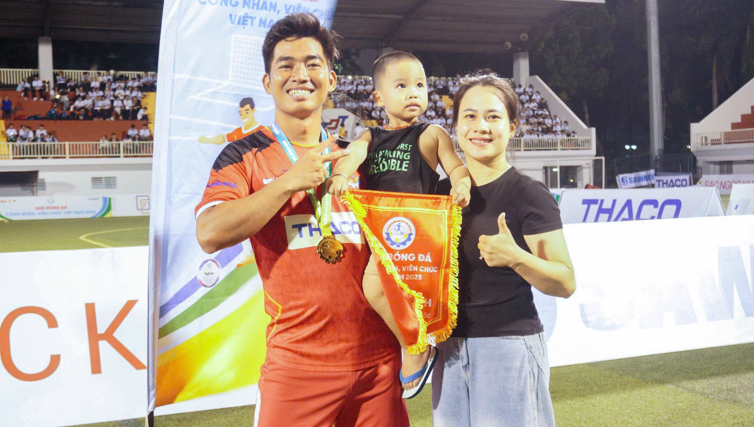 Anh trai đá bóng, vợ 'ngóng' trên sân 1 Anh trai đá bóng, vợ 'ngóng' trên sân - Ảnh 1.