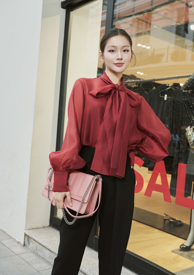 Áo blouse tay bồng, 'nàng thơ' lãng mạn cho chị em công sở - Ảnh 1.