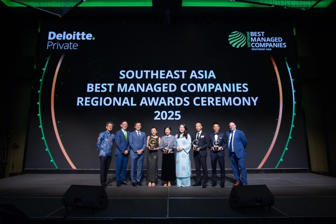 Đại diện Apollo English nhận giải thưởng tại Kuala Lumpur. Ảnh: Apollo English