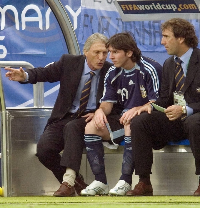 HLV Jose Pekerman (trái) chỉ đạo Lionel Messi khi còn dẫn dắt tuyển Argentina dự World Cup 2006. Ảnh: Marca