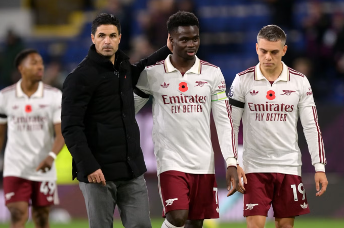 HLV Mikel Arteta (áo khoác đen) vào sân chúc mừng các cầu thủ Arsenal sau trận thắng Burnley 2-0 ở vòng 10 Ngoại hạng Anh trên sân Turf Moor, Lancashire, Anh ngày 1/11/2025. Ảnh: PA