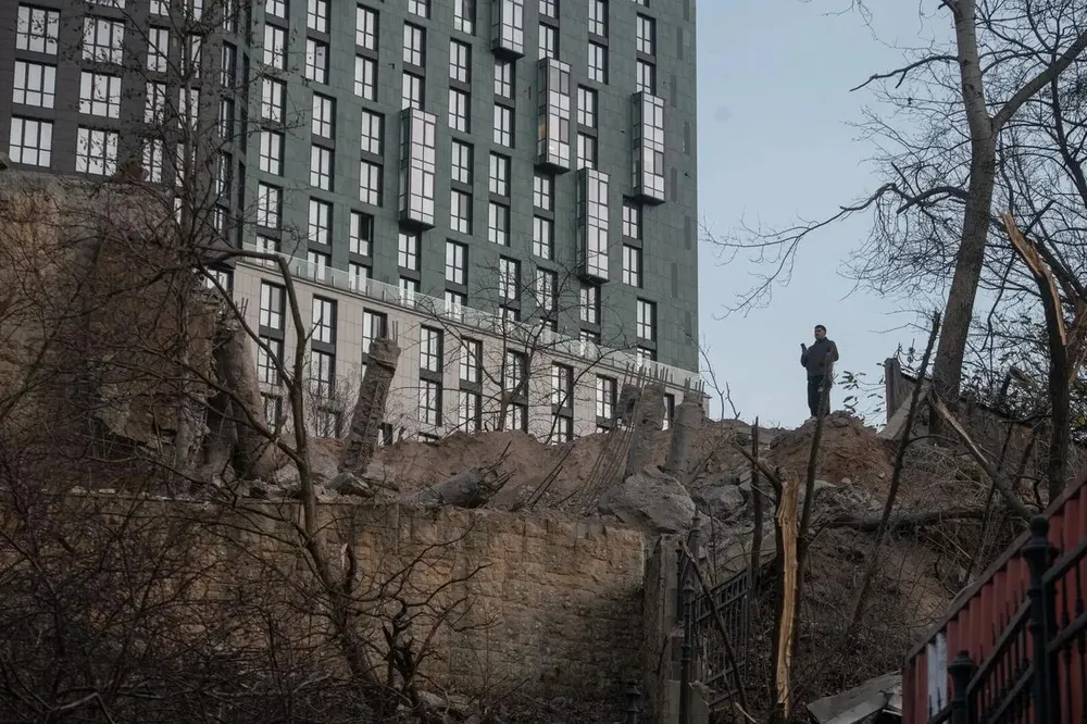 1511 Đại sứ quán Azerbaijan ở Kiev bị hư hại do đòn không kích của Nga.jpg