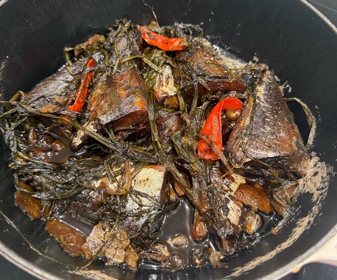 Diệp Chi cho biết: Nồi cá mới kho một lửa mà đã hấp dẫn thế này đây. Nồi cá mắm sau khi kho lên sền sệt màu nâu sóng sánh, tỏa hương thơm đặc trưng của mật mía và hành tăm. Ớt đỏ nổi bật khiến nồi cá thêm phần hấp dẫn, chỉ nhìn thôi đã thấy “hao cơm”.