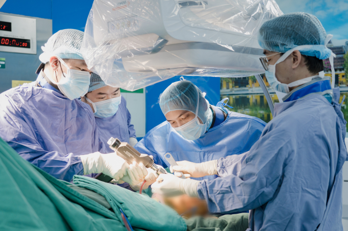Phẫu thuật kết hợp xương ổ cối tại BVĐK Hồng Ngọc. Ảnh: Bệnh viện cung cấp